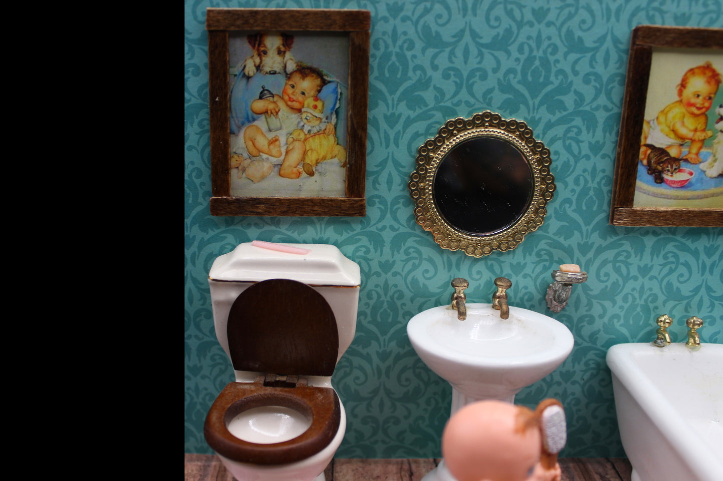 Adorable Vintage Bathroom Diorama! Bathtub Baby Room Box!