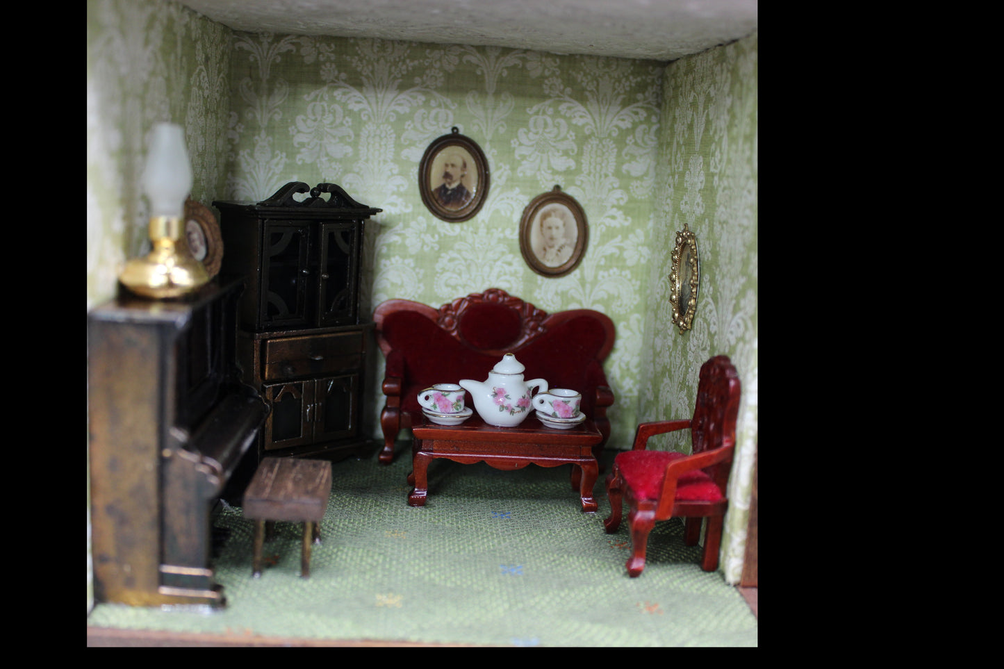 Gorgeous Miniature Vintage Shadowbox Dollhouse! Furnished Victorian Dollhouse!