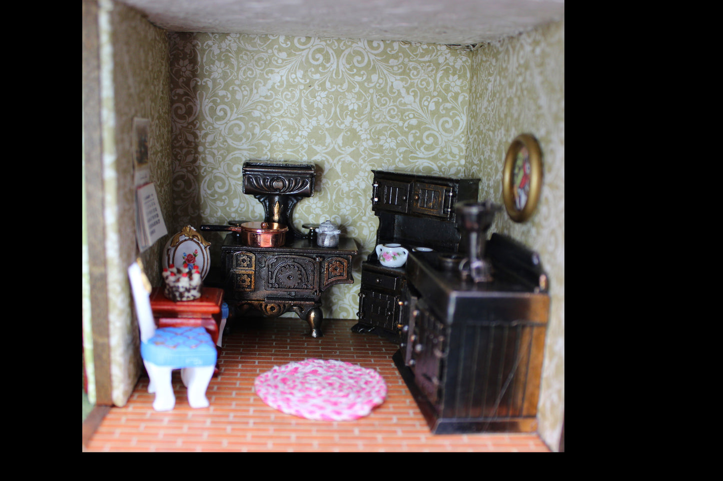 Gorgeous Miniature Vintage Shadowbox Dollhouse! Furnished Victorian Dollhouse!