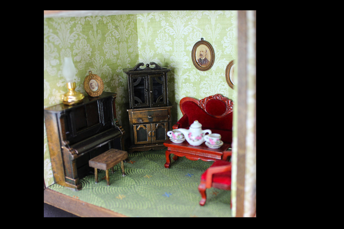 Gorgeous Miniature Vintage Shadowbox Dollhouse! Furnished Victorian Dollhouse!