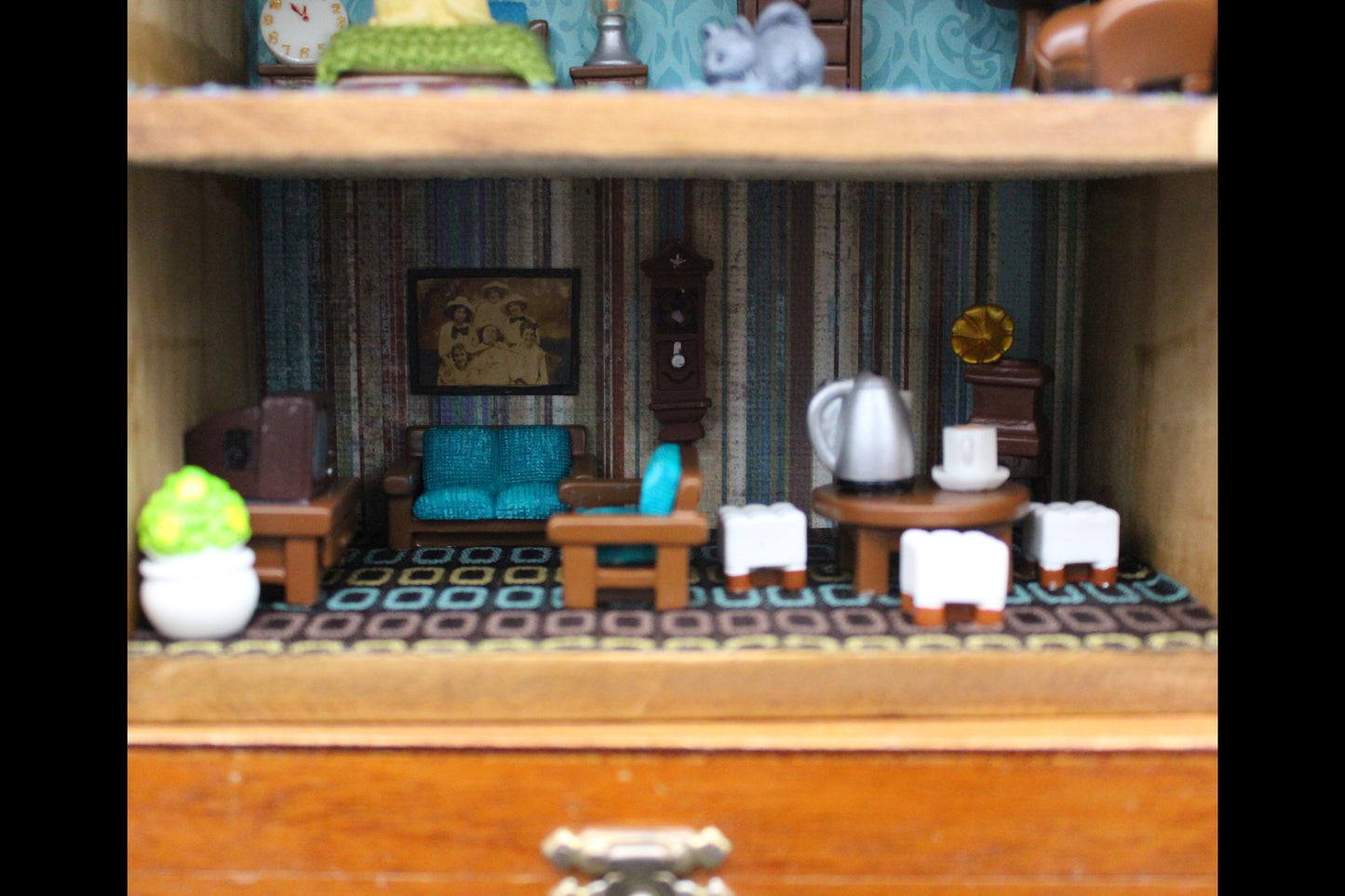 1:48 Scale Adorable Furnished Dollhouse Shadowbox!