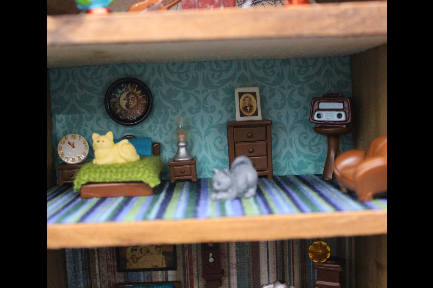 1:48 Scale Adorable Furnished Dollhouse Shadowbox!